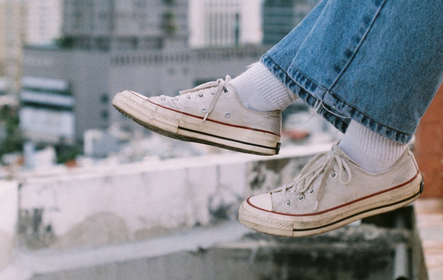 TIPS HEMAT MEMUTIHKAN SEPATU PUTIH YANG KOTOR