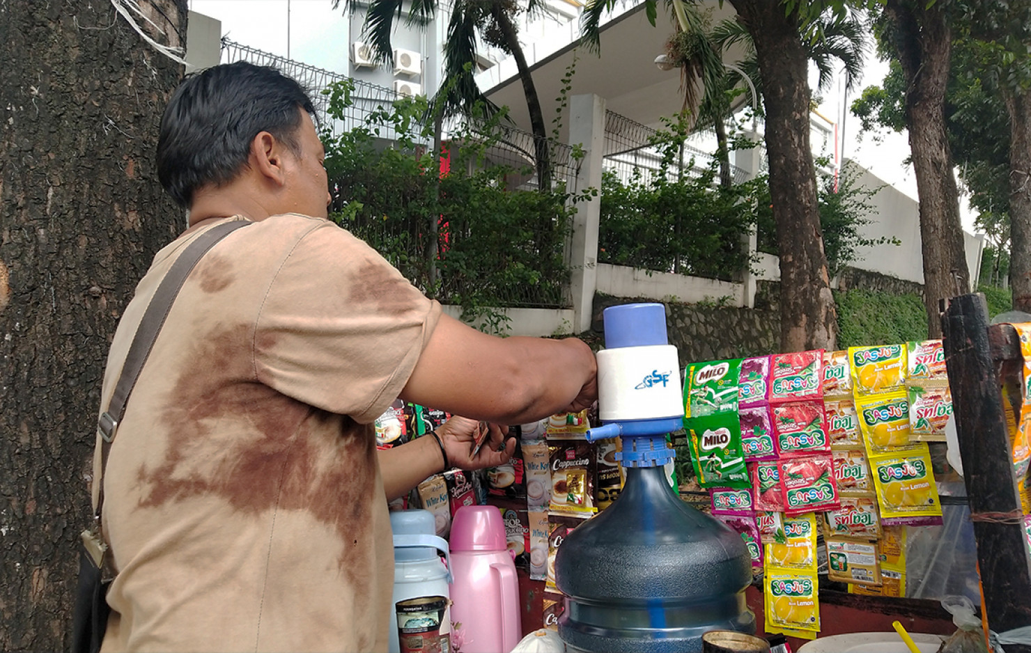 ANGKAT TOPI UNTUK PEDAGANG KELILING